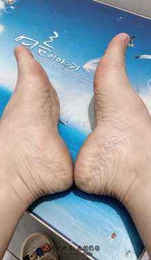 ��ԭ�������ڼҰ��̵��ֽţ��������˯����һ��