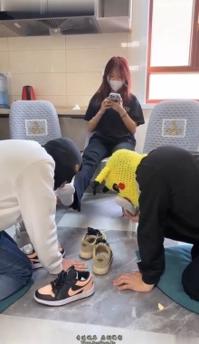 ������С�á�����������λ���õİ����۽�Ѿ