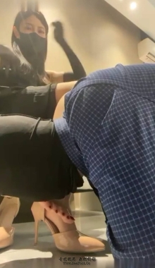 ����һ��Ů��߸�������Ь�ջ���Ū