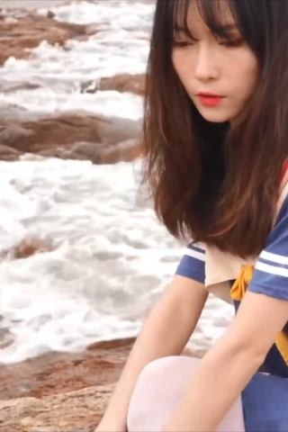 ��������С������������˶�Ь�ں�̲����չ��ʪ��İ�˿������[MP4/392MB]