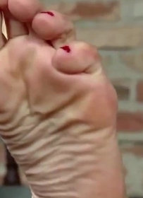 ���ٶ����̡�Ϳ�ź�ɫֺ���͵���Ůչʾ����������� TK 720P[MP4/63.3MB]