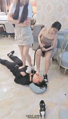 �����������ڶ�Χ�۳Թ�Ⱥ��