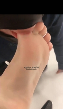 ����һ����Ů��ѥ�ڵİ�������