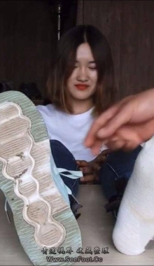 �������Ƶ���������˶�Ь��Ů������