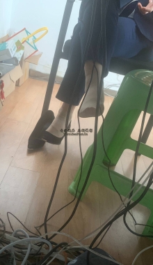 ���ذ���ʵ������͵�Ĺ�˾��Ůͬ��˿����ţ�