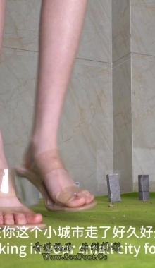 ���Ϲ����ա�Ů����ѩ���߸����Ų�̤���У�������ŪС�ˣ��̼����ԣ�