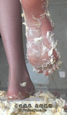 ���Ϲ����ա�ѩ��Ů�����������̤���⣬չʾ����Ľŵף� 4K