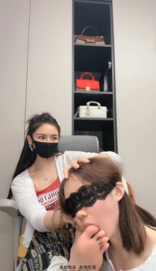 ��ױ�����СŮ�͵�һ�ӽ���˱����