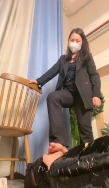 ��������̽����������Ů�����°���С��Ь����