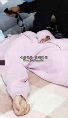 ��������Ůѧ����˯�󱻼ҽ���ʦ�û������۽ţ�