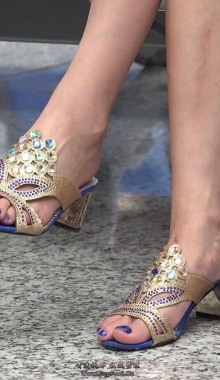 ����ѡ�������ɫ��ֺ����߸���Ь