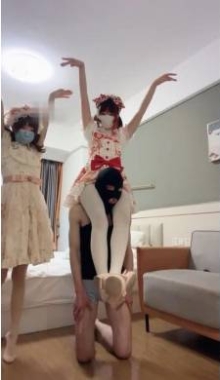 �������Ƶ����ζС��Ů������˫S����