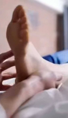 ����Ů�й䱻������Ϯ��**