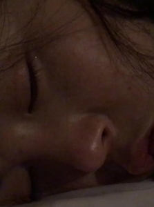 ���ذ���˯��С�̺Ⱦƶ�Ƭ�Ժ� һ˫˿�����㱻Ц�ɣ�[MP4/308 M]