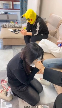 ������С�á�һ���۸�����Ⱥ��Ůͬѧ