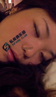 ����ʵ����������Ů����·�ŵ� һ˫���۽�Ѿ���������ţ�